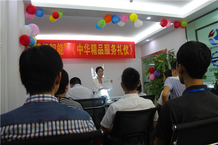 課程現(xiàn)場，學(xué)員們正在聚精會神的聽課