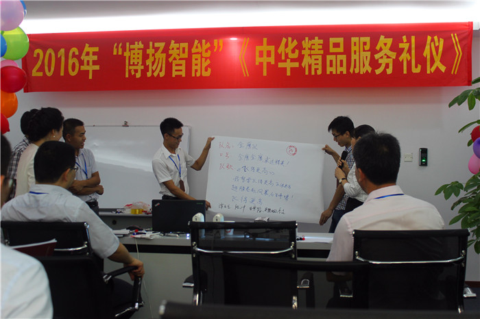 圖為金鷹隊在展示自己隊名、口號、隊歌、隊旗。